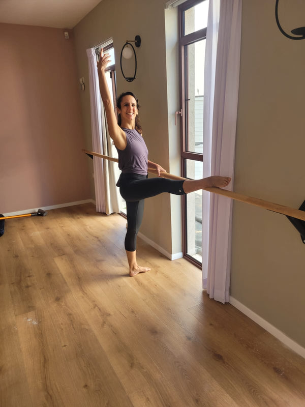 בר כח קבוע מחובר לקיר בסטודיו, אורך 3 מטר, לאימוני פילאטיס בר, עבודת כח ופיטנס