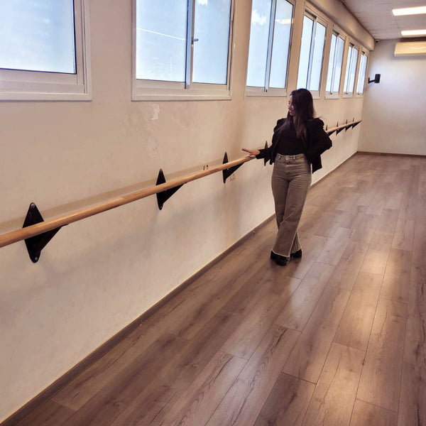 בר כח בחיבור לקיר לאימוני פילאטיס ופיטנס. מתאים לסטודיו גדול. בר בהתקנה עצמית