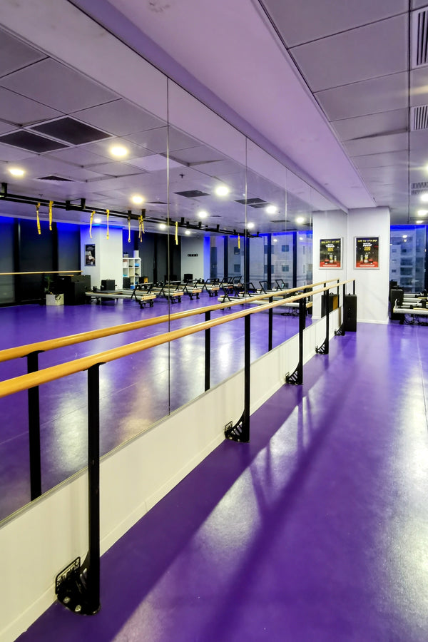 בר כח קבוע מחובר מהרצפה לאימוני פילאטיס בר, תרגילי כח ופיטנס