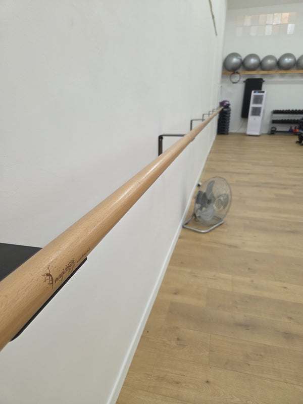 בר מחול קבוע עם מוט אחד מבית מג'יק פלור אקו-בר. מתאים לאימוני מחול ובלט, עשוי עץ מלא איכותי עם תושבות ברזל לקיר. פתרון יציב, אסתטי ומותאם לסטודיו או לבית.