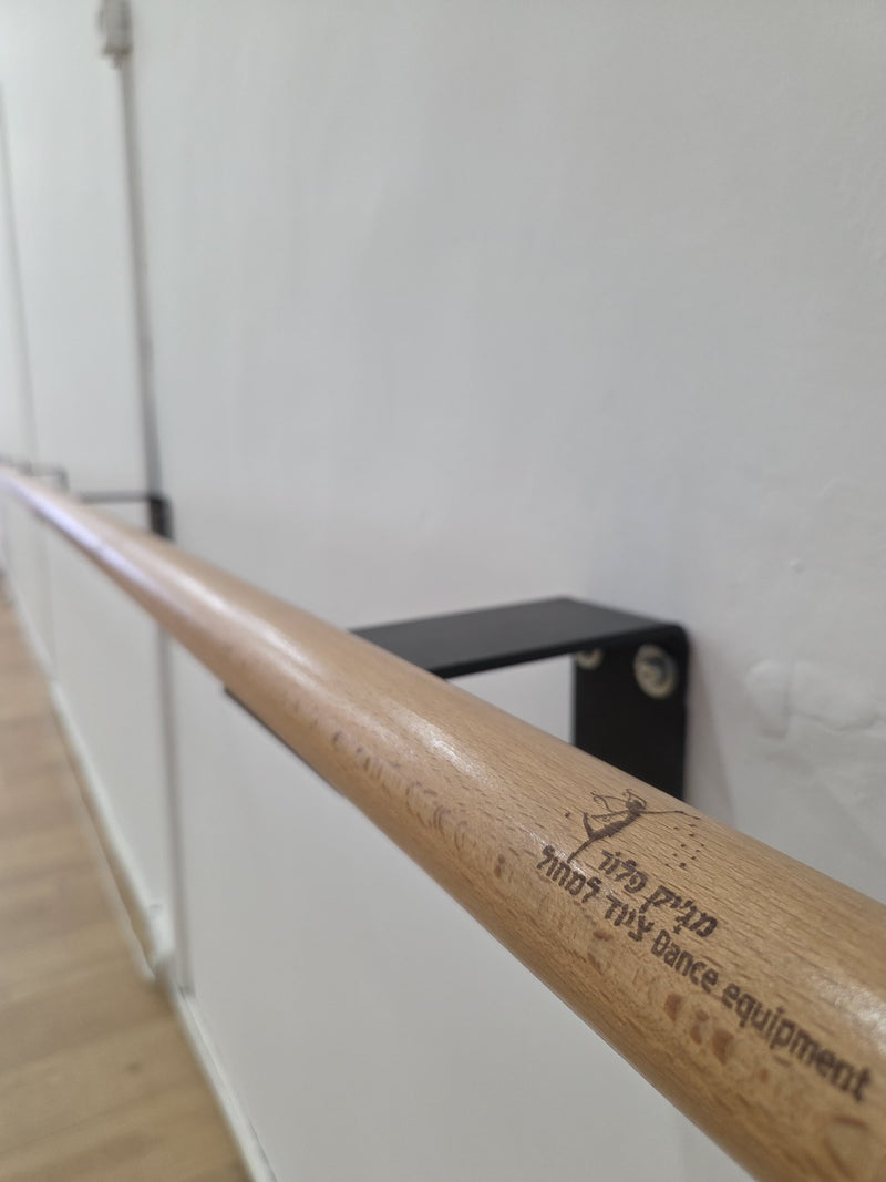 בר מחול קבוע עם מוט אחד מבית מג'יק פלור אקו-בר. מתאים לאימוני מחול ובלט, עשוי עץ מלא איכותי עם תושבות ברזל לקיר. פתרון יציב, אסתטי ומותאם לסטודיו או לבית.