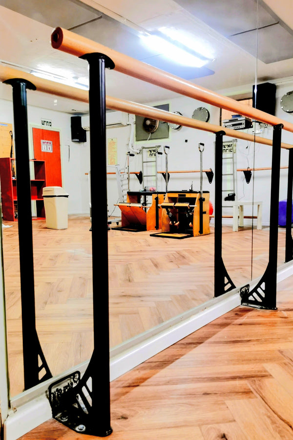 בר כח קבוע בחיבור מהרצפה לאימוני פילאטיס בר אימוני כח ופיטנס